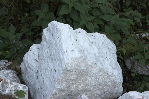 Kamenclub.ru: Мраморизированный известняк фр.500-1500 мм.  купить в Коломне    10000 руб/т   фото КАМЕНЬ КЛУБ