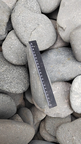 Kamenclub.ru: Галька речная плоская (темно-серая) фр. 70-150 мм. купить  в Коломне галечник природный темно-серый серый синий речная плоская природная окатанная  9000 руб/т   фото КАМЕНЬ КЛУБ