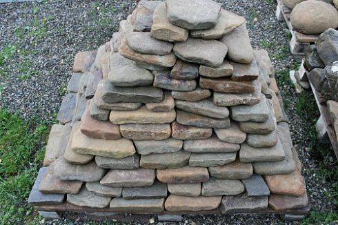 Kamenclub.ru: Песчаник галтованный для облицовки (фр. 2-5 см)  купить в Коломне песчник рыжий желтый серый песчаник окатанный речной 6 000 руб/т   фото КАМЕНЬ КЛУБ