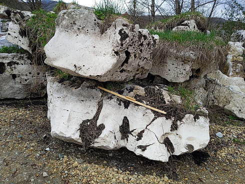 Kamenclub.ru: Выветренный известняк (степной) фр. 500-1500 мм.  купить в Коломне    10000 руб/т   фото КАМЕНЬ КЛУБ