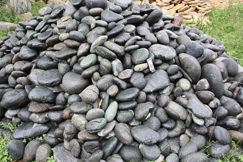 Kamenclub.ru: Темно-серый валунчик фр.100-300 мм.  купить в Коломне крупный природный камень серый, темно-серый, светло-серый речная галька большого размера окатанная 4500 руб/т   фото КАМЕНЬ КЛУБ