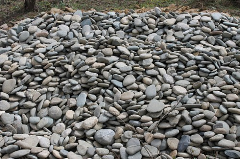 Kamenclub.ru: Галька речная плоская (ассорти) фр. 100-200-300 мм купить  в Коломне галька галечник природный серый, белый темно-серый синий рыжий светло-серый природная галька плоская крупная 8000 руб/т   фото КАМЕНЬ КЛУБ