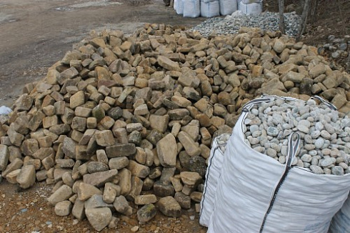 Kamenclub.ru: Песчаник для строительства и кладки блочный (фр 100-200 мм)  купить в Коломне песчаник бежевый серый рыжий валун мелкий для строительства песчаник 6500 руб/т   фото КАМЕНЬ КЛУБ