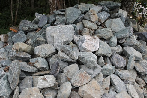 Kamenclub.ru: Гранит скальник (серо-зеленый) фр. 100-500 мм.  купить в Коломне гранит зеленый, серый, салатовый крупный ландшафтный валун 6 000 руб/т   фото КАМЕНЬ КЛУБ