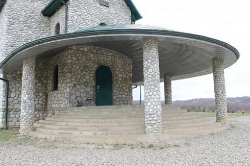 Kamenclub.ru: Галька речная плоская (бело-серая) фр. 100-200-300 мм. купить  в Коломне галька речная плоская серый, белый, бело-серый, серо-белый речная галька плоская  9000 руб/т   фото КАМЕНЬ КЛУБ