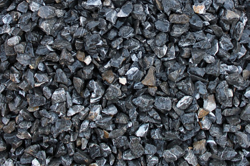 Kamenclub.ru: Щебень крошка черный (мрамор) фр. 5-10 мм.  купить в Коломне мрамор черный с белыми прожилками, черный, белый мраморная крошка декоративная ландшафтная 11000 руб/т   фото КАМЕНЬ КЛУБ