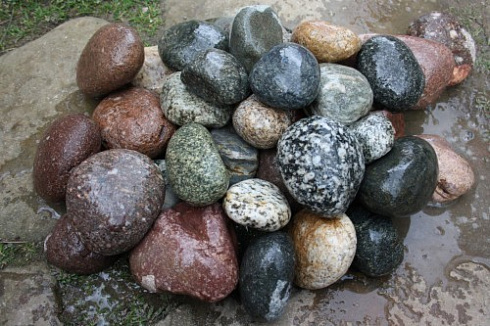 Kamenclub.ru: Галька окат (цветная картошка) фр. 50-100 мм. купить  в Коломне галька природная окатанная серый белый цветной синий темно-серый коричневый округлый галечник окатанный 6800 руб/т   фото КАМЕНЬ КЛУБ