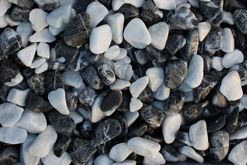 Kamenclub.ru: Мраморная крошка (щебень галтованный микс:зеленый-черный) фр.10-20 мм.  купить в Коломне мрамор зеленый, черный декоративные ландшафтные окатанные округлые камни щебня 14500 руб/т   фото КАМЕНЬ КЛУБ