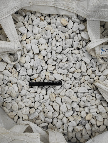 Kamenclub.ru: Мраморная крошка (щебень галтованный белый) фр.40-70 мм.  купить в Коломне мрамор белый молочный айвори окатанный округлый природный камень 17000 руб/т   фото КАМЕНЬ КЛУБ