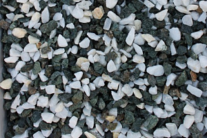 Kamenclub.ru: Мраморная крошка (щебень крошка микс: белый-зеленый) фр. 10-20 мм.  купить в Коломне мрамор белый, зеленый каменная ландшафтная декоративная крошка щебня 9500 руб/т   фото КАМЕНЬ КЛУБ