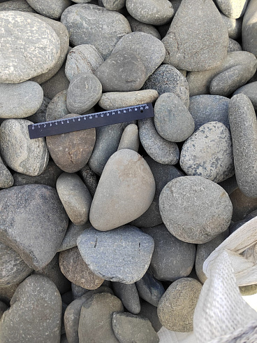 Kamenclub.ru: Галька речная плоская (серо-белая) фр. 70-120 мм. купить  в Коломне галька галечник речной серый, белый окатанная плоская  природная галька 9000 руб/т   фото КАМЕНЬ КЛУБ