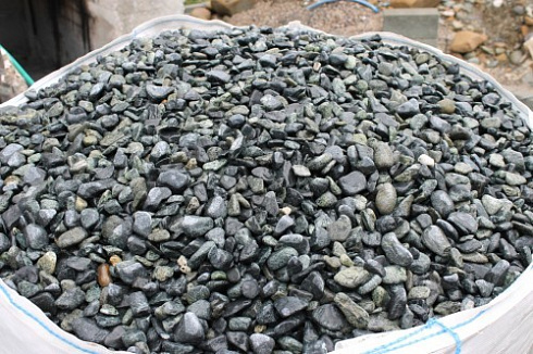 Kamenclub.ru: Щебень галтованный зеленый (змеевик) фр. 20-40 мм.  купить в Коломне мрамор зеленый, салатовый оголтованный щебень мраморный 12500 руб/т   фото КАМЕНЬ КЛУБ