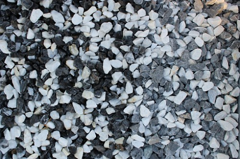 Kamenclub.ru: Мраморная крошка (щебень крошка микс : черный-белый) фр. 10-20 мм.  купить в Коломне мрамор белый, черный каменная декоративная крошка ландшафтная 12000 руб/т   фото КАМЕНЬ КЛУБ