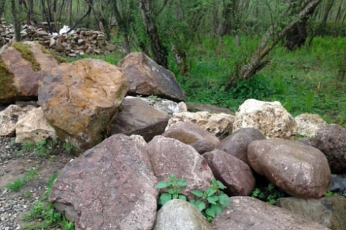 Kamenclub.ru: Конгломераты фр. 300-1000 мм.  купить в Коломне кварц мрамор диабаз коричневый, серый зеленоватый речной валун крупный 6500 руб/т   фото КАМЕНЬ КЛУБ