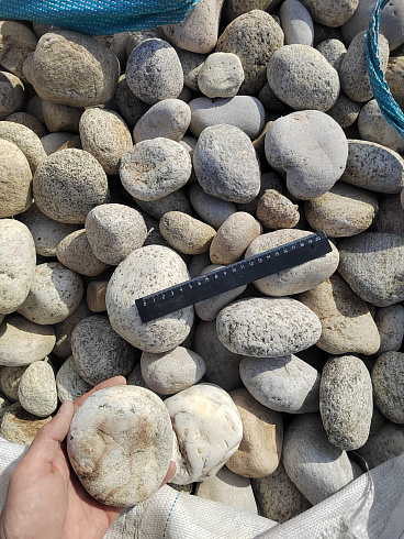 Kamenclub.ru: Галька речная окат (серо-белая) фр. 70-120 мм купить  в Коломне галька галечник бело-серая, серо-белая, серая, белая речная природная галька  8000 руб/т   фото КАМЕНЬ КЛУБ