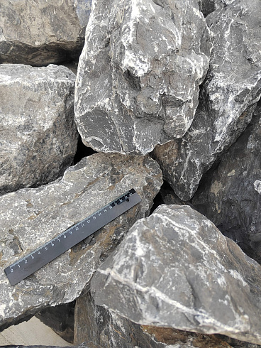 Kamenclub.ru: Черный мрамор скальник фр. 100-500 мм.  купить в Коломне мрамор черный белый серый крупный колотый валун ландшафтный 8500 руб/т   фото КАМЕНЬ КЛУБ