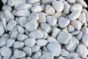 Kamenclub.ru: Щебень галтованный белый (мрамор) фр.5-10 мм.  купить в Коломне мрамор белый, айвори, молочный каменная мраморная декоративная ландшафтная крошка 17000 руб/т   фото КАМЕНЬ КЛУБ