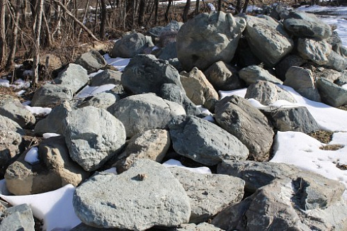 Kamenclub.ru: Гранит скальник (серо-зеленый) фр. 500-1500 мм.  купить в Коломне гранит мрамор  серый зеленый темно-серый глыба скальная колотая ландшафтная 7 500 руб/т   фото КАМЕНЬ КЛУБ