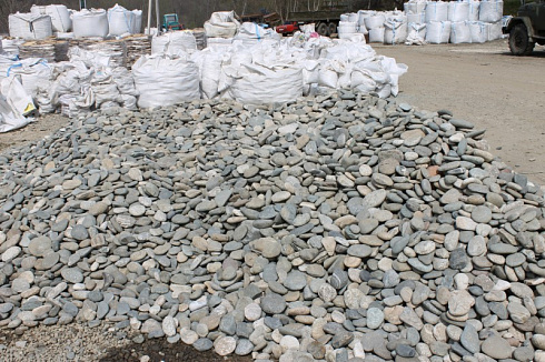 Kamenclub.ru: Галька речная плоская (серо-белая) фр. 70-120 мм. купить  в Коломне галька галечник речной серый, белый окатанная плоская  природная галька 9000 руб/т   фото КАМЕНЬ КЛУБ