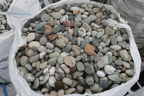 Kamenclub.ru: Галька окат (цветная картошка) фр. 50-100 мм. купить  в Коломне галька природная окатанная серый белый цветной синий темно-серый коричневый округлый галечник окатанный 6800 руб/т   фото КАМЕНЬ КЛУБ