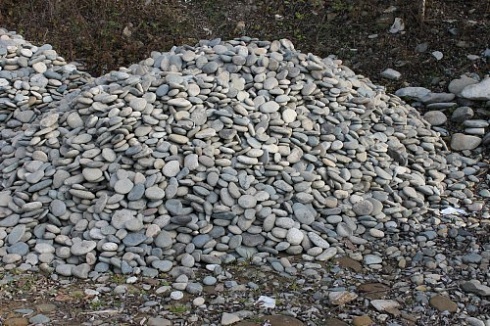 Kamenclub.ru: Галька речная плоская (ассорти) фр. 70-150 мм. купить  в Коломне галька галечник серый белый темно-серый синий светло-серый плоская природная галька  9000 руб/т   фото КАМЕНЬ КЛУБ