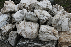 Kamenclub.ru: Мраморизированный известняк фр. 100-500 мм.  купить в Коломне известняк серый белый темно-серый сероватый валун природного образования окатанный 10500 руб/т   фото КАМЕНЬ КЛУБ