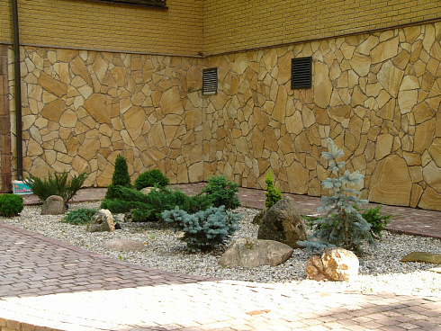 Kamenclub.ru: Песчаник пластушка желтый с разводом под дерево (2 см)  купить в Коломне плитняк желтый с разводами, желтый, рыжий, серый песчаник пластушка рваная ландшафтная 11 000 руб/м3   фото КАМЕНЬ КЛУБ