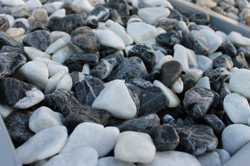 Kamenclub.ru: Мраморная крошка (щебень галтованный микс:: белый-черный) фр.20-40 мм  купить в Коломне мрамор белый, черный мраморный галтованный щебень 15500 руб/т   фото КАМЕНЬ КЛУБ