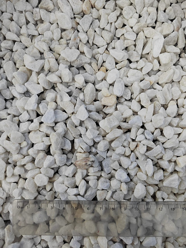 Kamenclub.ru: Мраморная крошка, щебень, цвет-белый, фр. 5-10 мм.  купить в Коломне мрамор белый, айвори, молочный мраморная каменная крошка ландшафтная 12000 руб/т   фото КАМЕНЬ КЛУБ