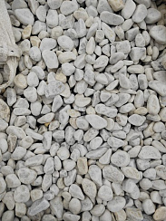 Kamenclub.ru: Мраморная крошка (щебень галтованный белый) фр.40-70 мм.  купить в Коломне мрамор белый молочный айвори окатанный округлый природный камень 17000 руб/т   фото КАМЕНЬ КЛУБ