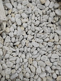Kamenclub.ru: Мраморная крошка (щебень галтованный белый) фр.40-70 мм.  купить в Коломне мрамор белый молочный айвори окатанный округлый природный камень 17000 руб/т   фото КАМЕНЬ КЛУБ