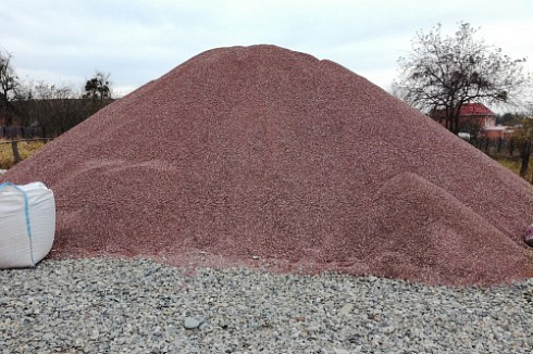 Kamenclub.ru: Мраморная крошка (щебень крошка розовый) фр. 5-10 мм.  купить в Коломне мрамор розовый, красный щебень колотый ландшафтный декоративный  11000 руб/т   фото КАМЕНЬ КЛУБ