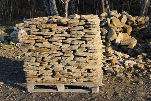 Kamenclub.ru: Песчаник колотый для облицовки (фр. 2-3 см)  купить в Коломне песчаник бежевый серый рыжий песчаник строительный 5000 руб/т   фото КАМЕНЬ КЛУБ