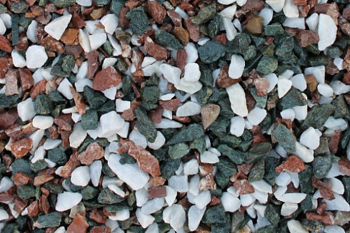 Kamenclub.ru: Мраморная крошка (щебень крошка микс : белый-черный-розовый) фр. 3-5 мм.  купить в Коломне мрамор белый, черный, розовый, разноцветный мраморная каменная крошка декорвтивная 12000 руб/т   фото КАМЕНЬ КЛУБ