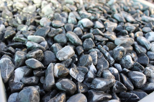 Kamenclub.ru: Щебень галтованный черный (мрамор) фр.10-20 мм.  купить в Коломне мрамор черный с белыми прожилками, черный, белый окатанный округлый ландшафтный декоративный щебень 15000 руб/т   фото КАМЕНЬ КЛУБ