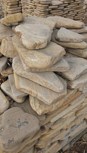 Kamenclub.ru: Песчаник пластушка галтованный желтый с рисунком (3 см)  купить в Коломне плитняк - пластушка желтый песчаник 21000 руб/м3   фото КАМЕНЬ КЛУБ