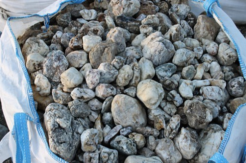 Kamenclub.ru: Кварцевый валунчик фр.100-300 мм.  купить в Коломне кварц белый, бежевый молочный рыжий крупный природный камень галечник 7850 руб/т   фото КАМЕНЬ КЛУБ