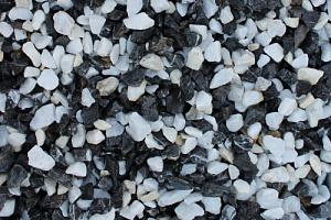 Kamenclub.ru: Мраморная крошка (щебень крошка микс : черный-белый) фр. 10-20 мм.  купить в Коломне мрамор белый, черный каменная декоративная крошка ландшафтная 12000 руб/т   фото КАМЕНЬ КЛУБ