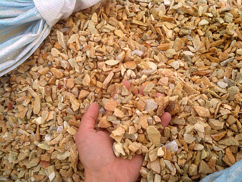 Kamenclub.ru: Щебень крошка желтый (ЗЛАТОЛИТ) фр. 20-40 мм.  купить в Коломне златолит бежевый, золотистый, желтый декоративная каменная крошка 10800 руб/т   фото КАМЕНЬ КЛУБ