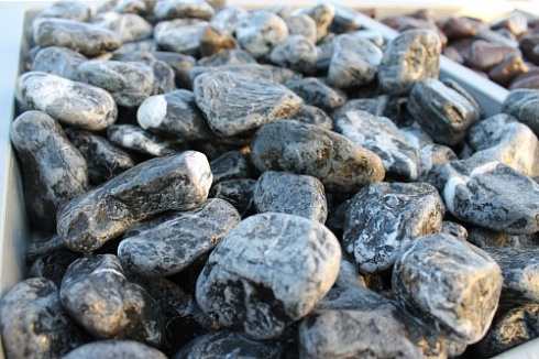 Kamenclub.ru: Щебень галтованный черный (мрамор) фр. 50-100 мм.  купить в Коломне мрамор черный с белыми прожилками щебень ландшафтный мраморный 15000 руб/т   фото КАМЕНЬ КЛУБ