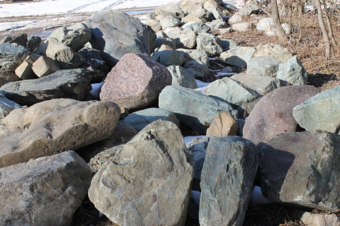 Kamenclub.ru: Гранит скальник (серо-зеленый) фр. 500-1500 мм.  купить в Коломне гранит мрамор  серый зеленый темно-серый глыба скальная колотая ландшафтная 7 500 руб/т   фото КАМЕНЬ КЛУБ
