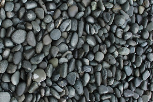 Kamenclub.ru: Галька речная окат (темно-серая) фр. 70-150 мм. купить  в Коломне галька речная темно-серая, синяя, серая речная галька округлая  8000 руб/т   фото КАМЕНЬ КЛУБ