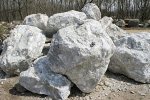 Kamenclub.ru: Мраморизированный известняк фр.500-1500 мм.  купить в Коломне    10000 руб/т   фото КАМЕНЬ КЛУБ