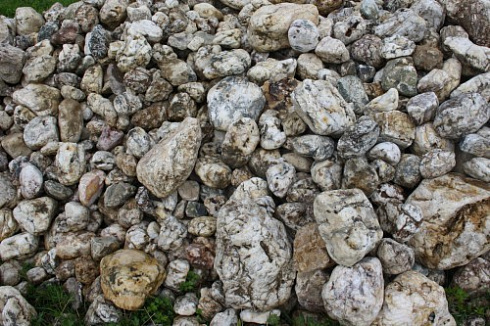 Kamenclub.ru: Кварцевый валунчик фр.100-300 мм.  купить в Коломне кварц белый, бежевый молочный рыжий крупный природный камень галечник 7850 руб/т   фото КАМЕНЬ КЛУБ