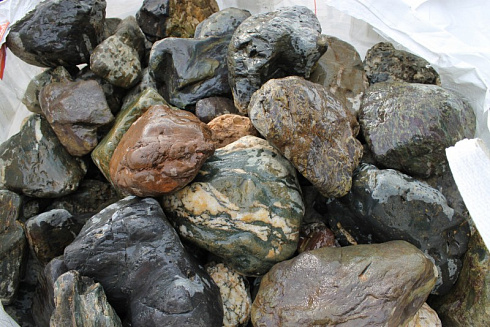 Kamenclub.ru: Ландшафтные валунчики фр.100-500 мм.  купить в Коломне крупный природный камень серый, темно-серый, светло-серый речной валун крупный 4800 руб/т   фото КАМЕНЬ КЛУБ