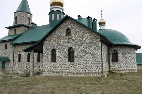 Kamenclub.ru: Галька речная плоская (бело-серая) фр. 100-200-300 мм. купить  в Коломне галька речная плоская серый, белый, бело-серый, серо-белый речная галька плоская  9000 руб/т   фото КАМЕНЬ КЛУБ