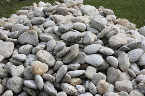 Kamenclub.ru: Бело-серый валунчик фр.100-300 мм.  купить в Коломне крупный камень для ландшафта серый, белый бело-серый валун крупная галька 4500 руб/т   фото КАМЕНЬ КЛУБ