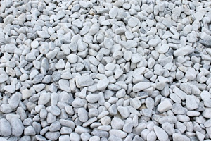 Kamenclub.ru: Мраморная крошка (щебень галтованный белый) фр.10-20 мм.  купить в Коломне мрамор белый, молочный, айвори окатанный округлый декоративный ландшафтный щебень 17000 руб/т   фото КАМЕНЬ КЛУБ