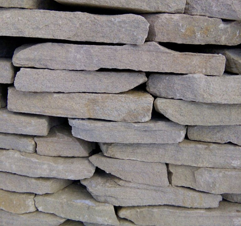 Kamenclub.ru: Песчаник пластушка светло-серый (3,0 см)  купить в Коломне песчаник светло-серый, серый песчаник рваный ландшафтный колотый 13800 руб/м3   фото КАМЕНЬ КЛУБ