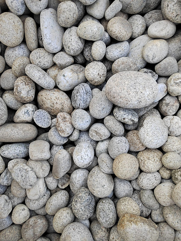 Kamenclub.ru: Галька речная окат (серо-белая) фр. 70-120 мм купить  в Коломне галька галечник бело-серая, серо-белая, серая, белая речная природная галька  8000 руб/т   фото КАМЕНЬ КЛУБ